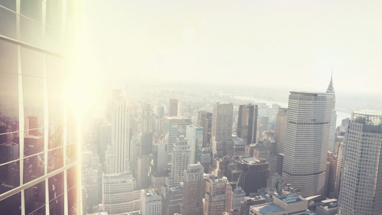 Paisagem urbana com edifícios modernos e sol refletido na janela e céu limpo