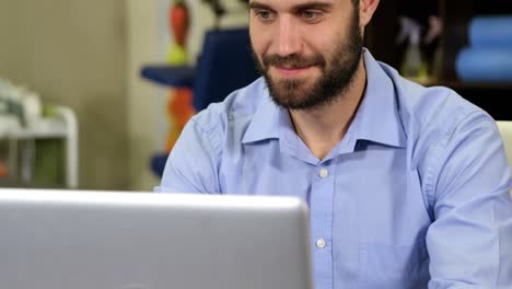 fisioterapeuta trabajando en una computadora portátil