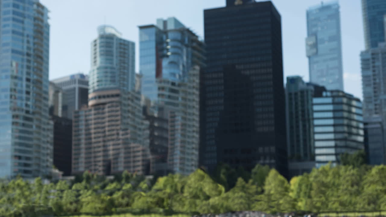 Paisagem urbana desfocada com edifícios modernos e árvores