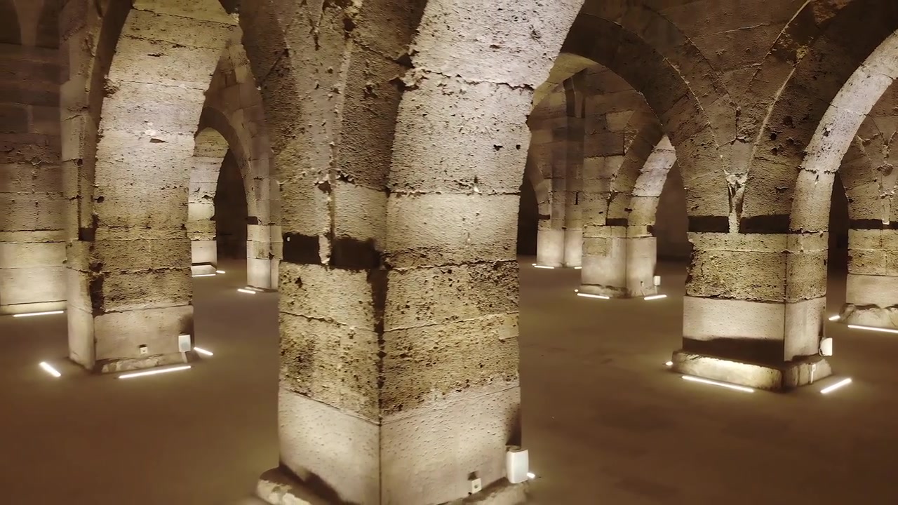 Antiga Abóbada de Pedra com Colunas Arqueadas Iluminadas