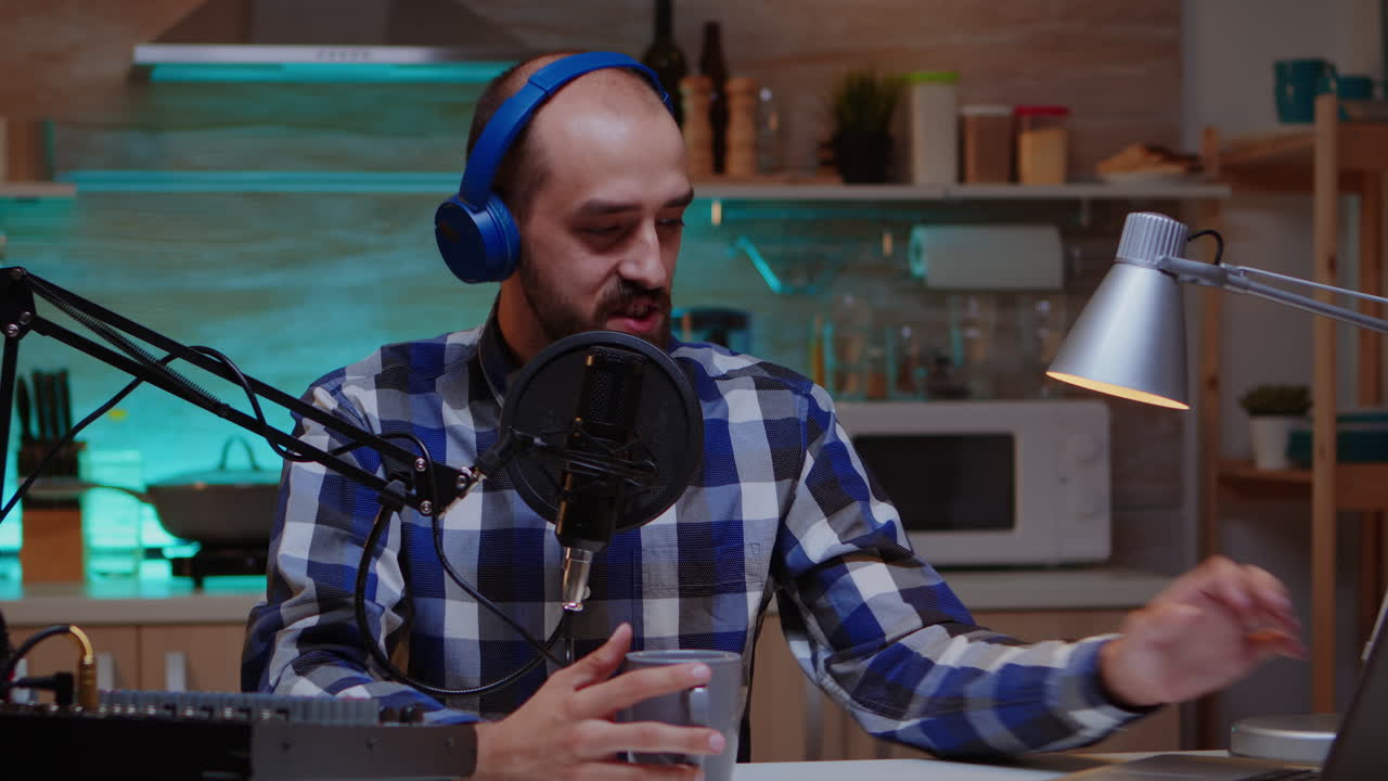 anfitrión de programas en línea de transmisión