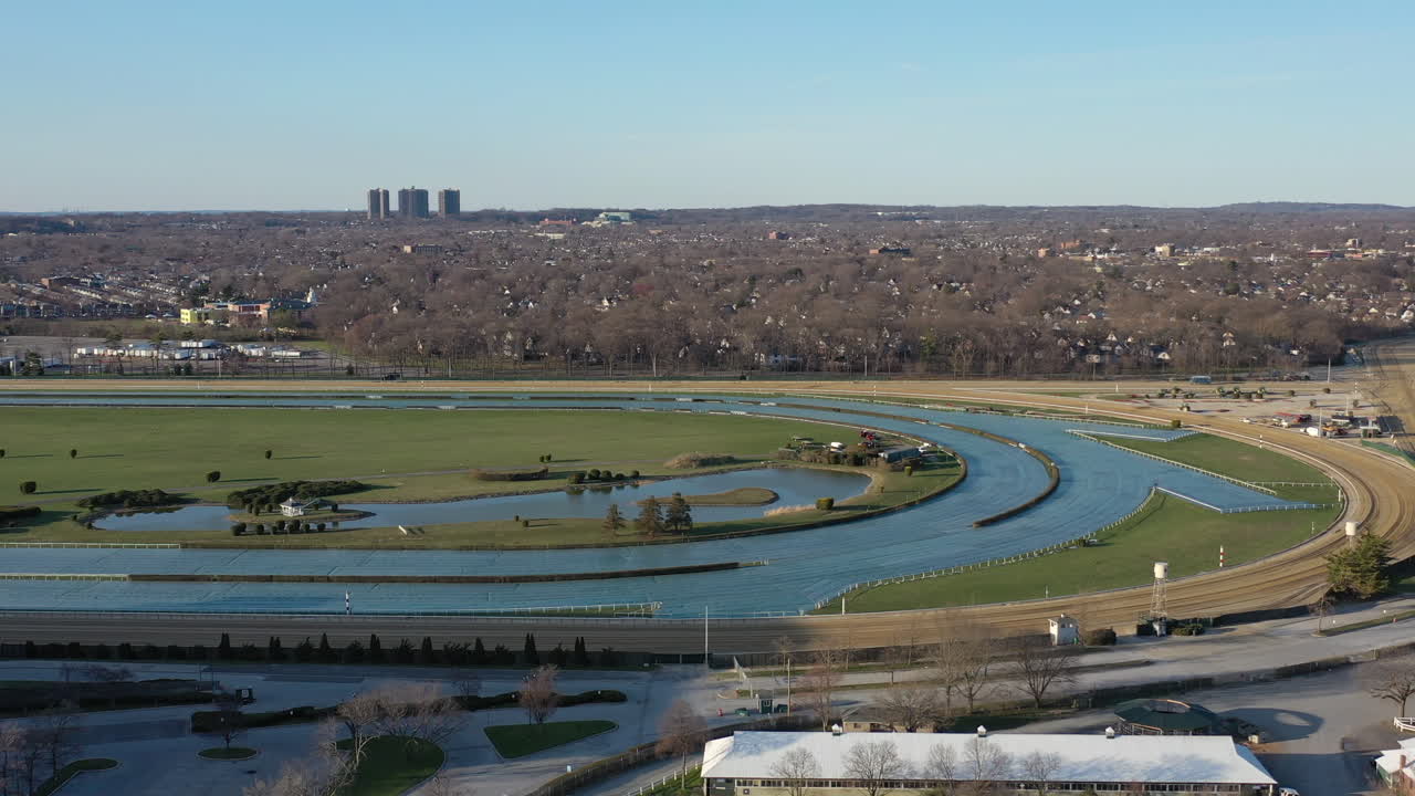 수리를 위해 문을 닫은 화창한 날 경마장의 조감도