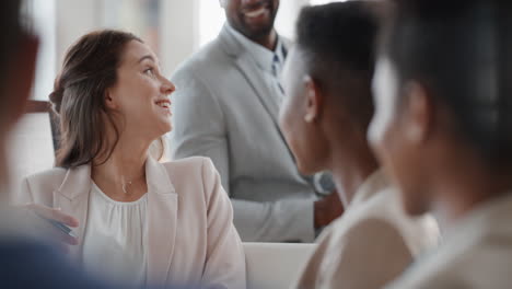 Joven-Mujer-De-Negocios-Caucásica-Charlando-Con-Colegas-En-Una-Reunión-De-Oficina-Conversando-Compartiendo-Ideas-En-El-Lugar-De-Trabajo-Corporativo