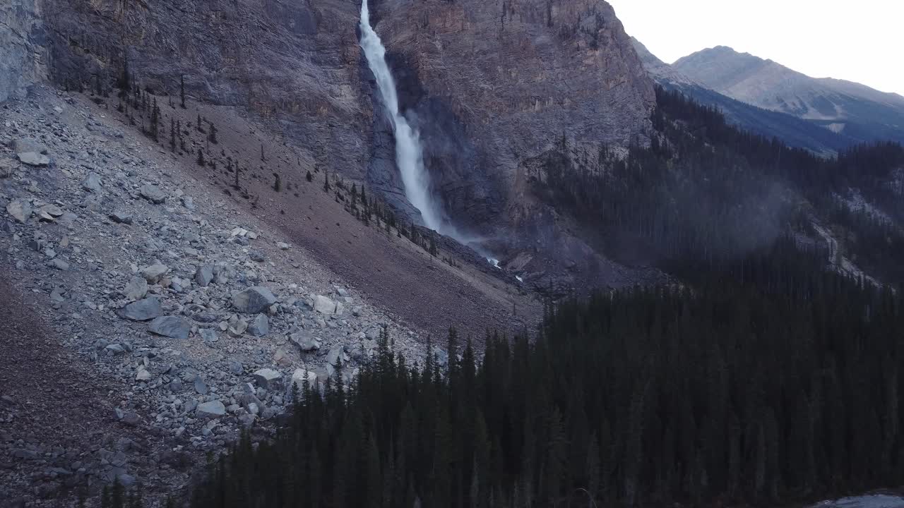 cascada en las montañas por encima del bosque que se eleva disparó