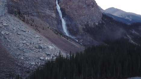 Cascada-En-Las-Montañas-Sobre-El-Bosque-Tiro-Ascendente