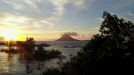 Drohne-Zoomt-Aus-Der-Insel-Monado-Tua-In-Indonesien