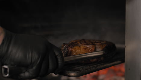 Ein-Steak-Auf-Einem-Holzgrill-Wenden