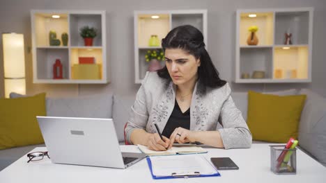 trabajadora de oficina en casa, mujer haciendo investigación.
