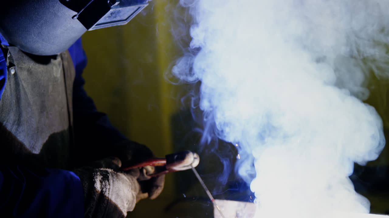 soldador que suelda un metal