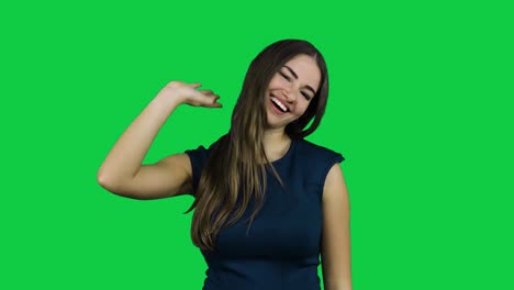 chica molesta frustrada frente a una pantalla verde