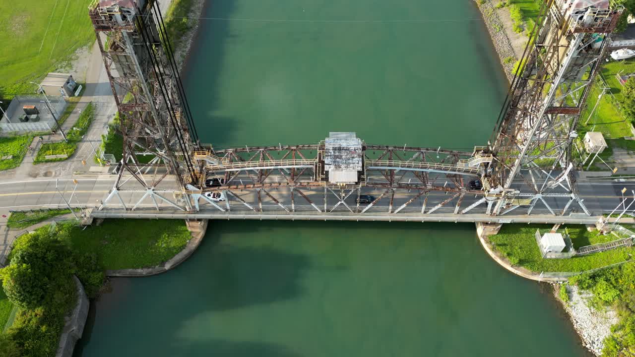 ascensor puente abajo welland canal canadá drone aéreo vista de primera categoría volando por encima