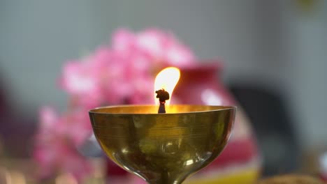 Beleuchtete-Messinglampe-Oder-Diya,-Die-Im-Hinduistischen-Tempel-Verwendet-Wird,-Der-Während-Des-Feuerrituals-Von-Havan-Brennt