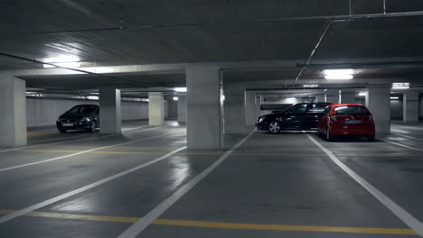 en un garaje de estacionamiento subterráneo