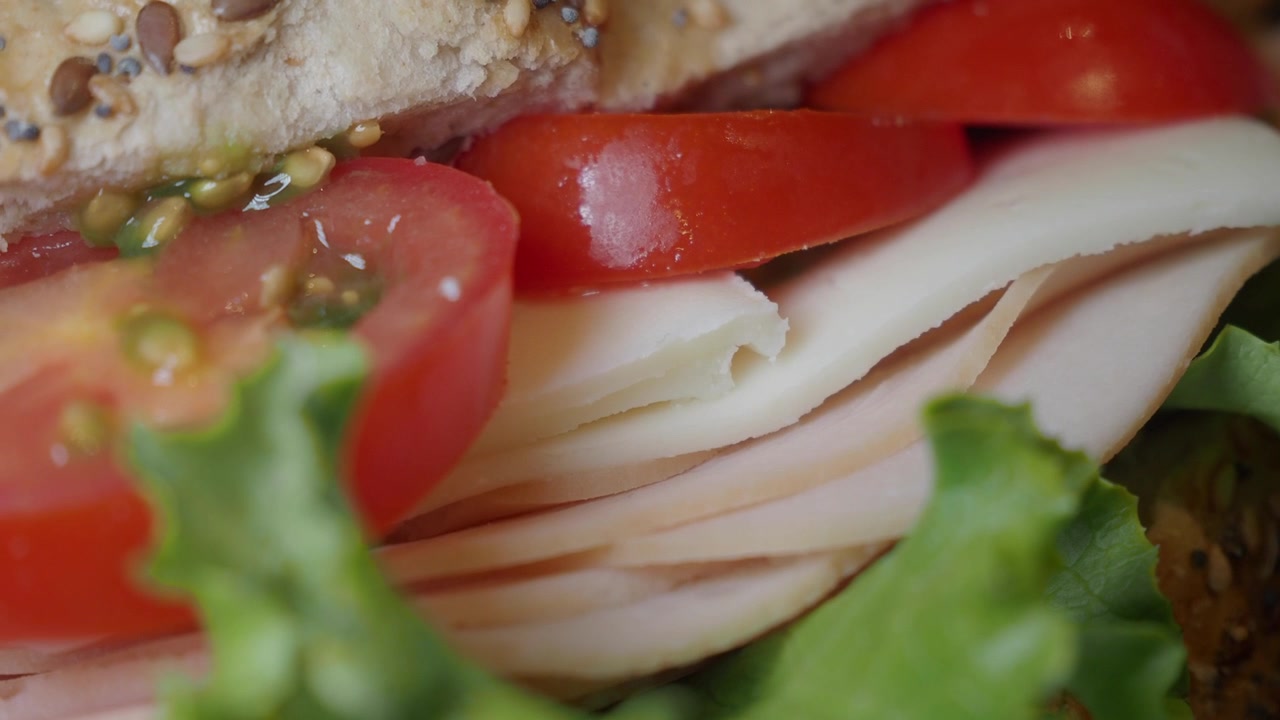 Primo piano di un panino fresco con tacchino e pomodoro