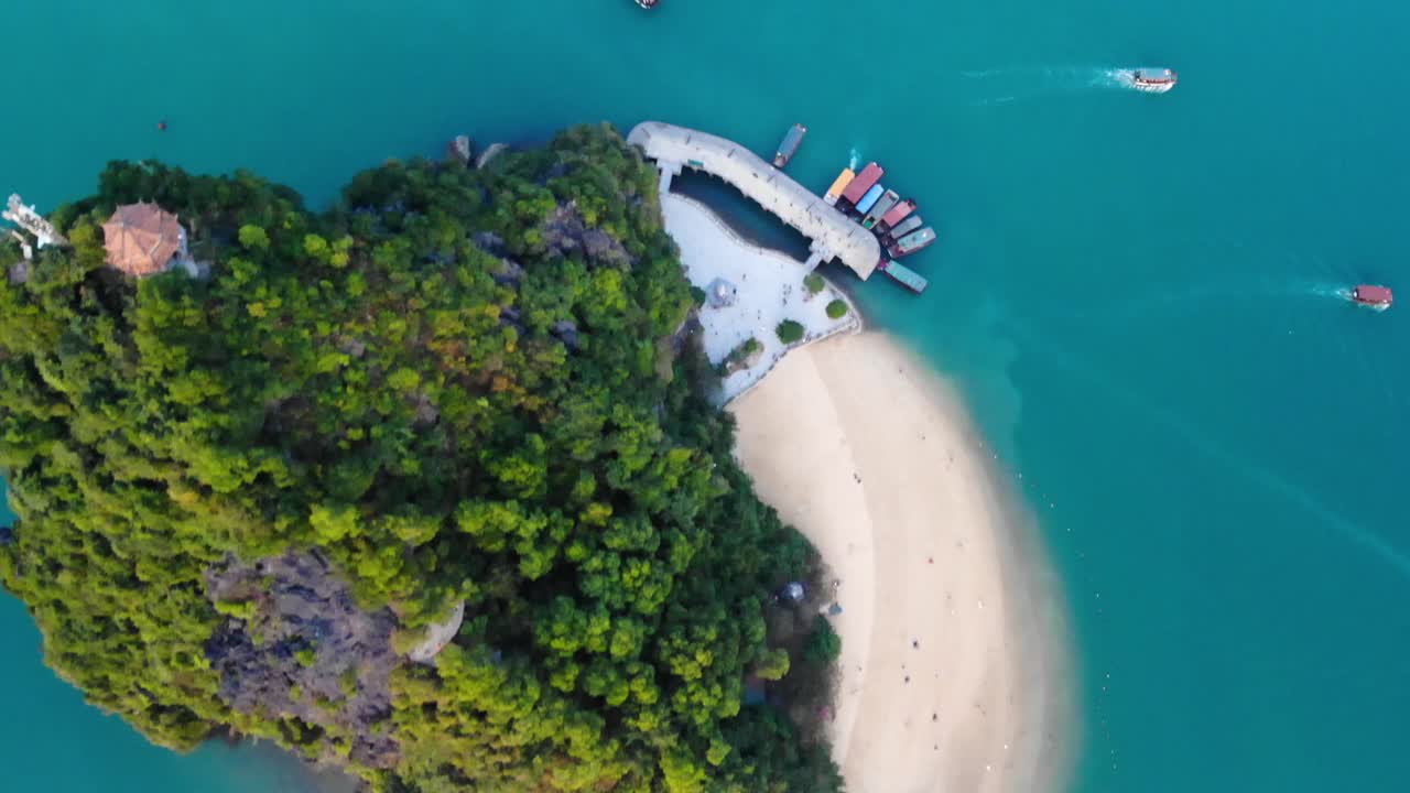 하롱 베이 베트남 여행 휴가지, 천상의 열대 모래 해변과 부두에 정박된 보트가 있는 작은 섬의 공중 하향식