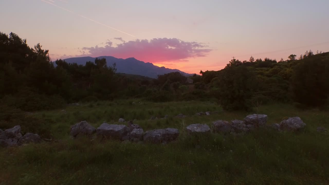 Ripresa aerea: Tramonto sulle montagne dell'isola greca di Samo