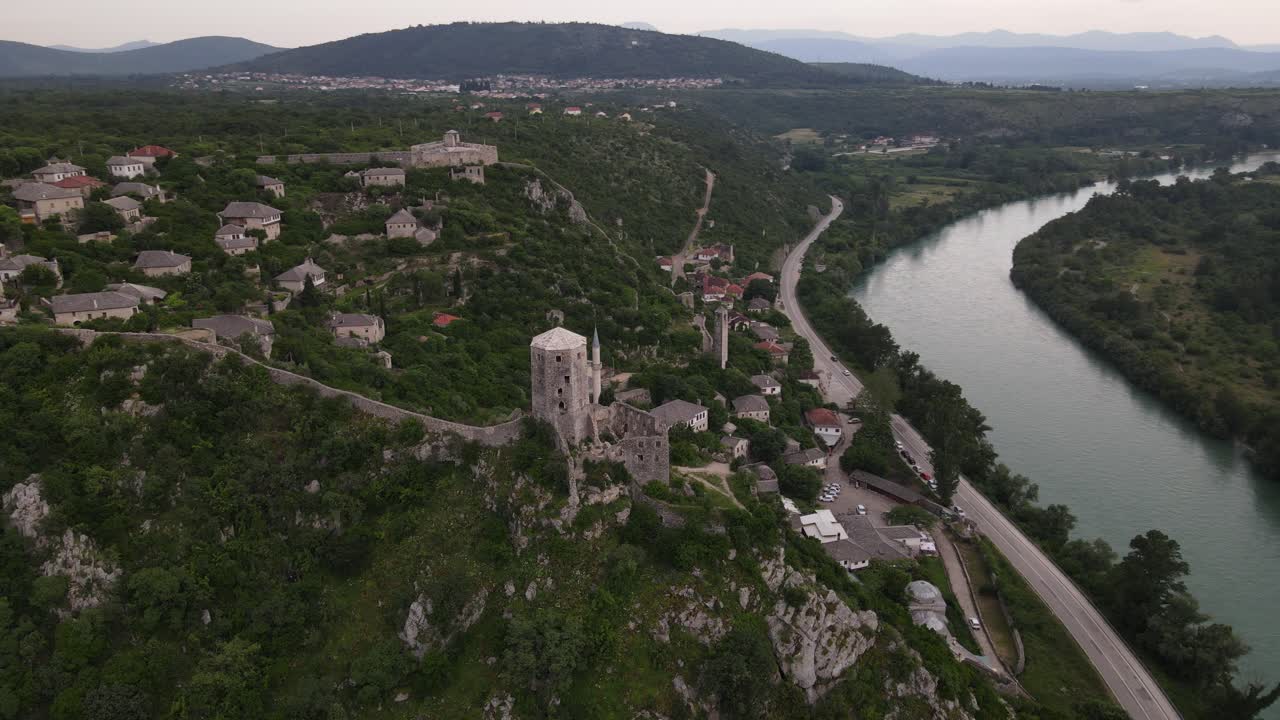 Vista drone del castello Kula sopra il fiume Neretva nella città di Počitelj. Vista della città all'interno del castello dall'alto.