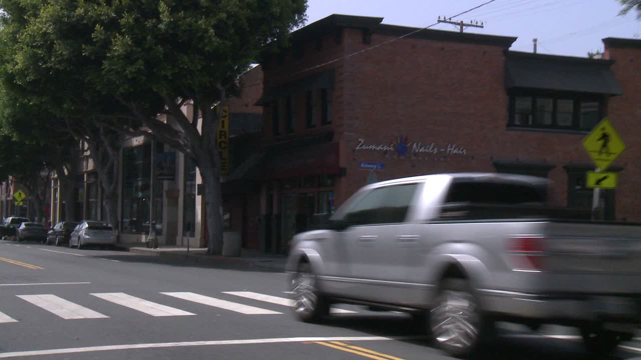 각도 2에서 후면 창을 통해 볼 때 산타 모니카 캘리포니아에서 거리를 따라 자동차 여행