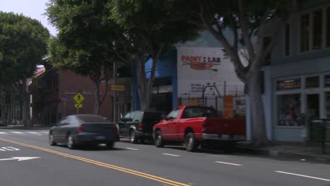 Un-Automóvil-Viaja-A-Lo-Largo-De-Una-Calle-En-Santa-Mónica,-California,-Visto-A-Través-De-La-Ventana-Trasera-En-Un-ángulo-2