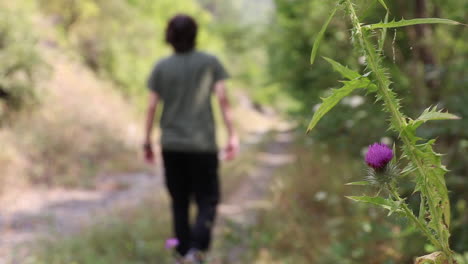 Junger-Mann,-Der-Im-Wald-Spazieren-Geht