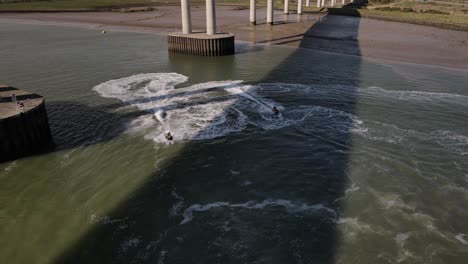 Gente-Disfrutando-De-Un-Día-En-Motos-De-Agua-Cerca-De-La-Isla-De-Sheppey-En-Kent,-Inglaterra