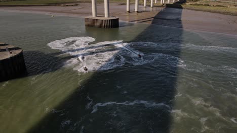 gente disfrutando de un día en motos de agua cerca de la isla de sheppey en kent, inglaterra