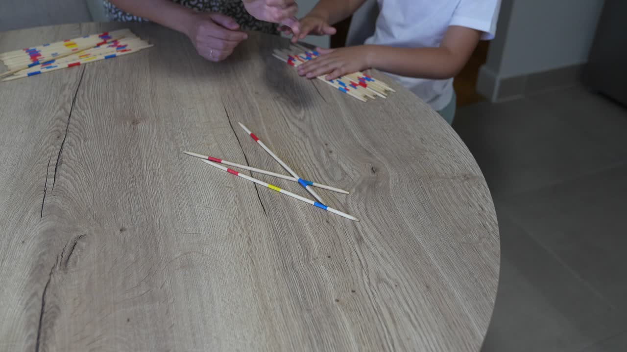 Gioco Shangai su un tavolo di legno