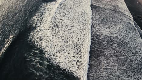 drone sobre una ola larga y rompiente durante la puesta de sol en costa rica