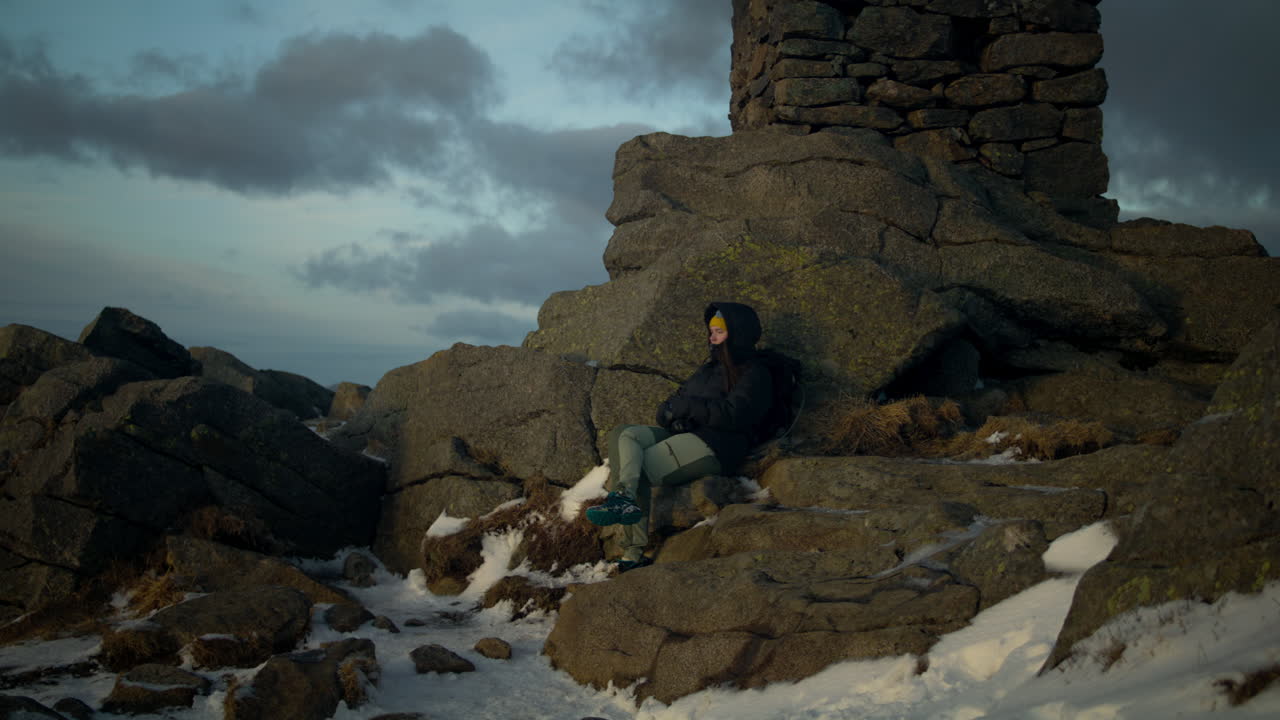 전망을 즐기는 롭스타켄 정상에서 쉬고 있는 등산객의 핸드헬드 샷