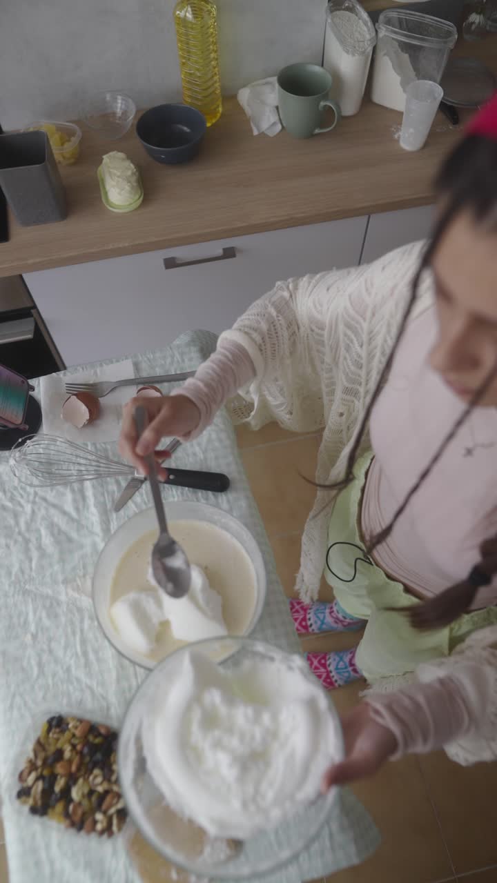 Wanita Membuat Kue