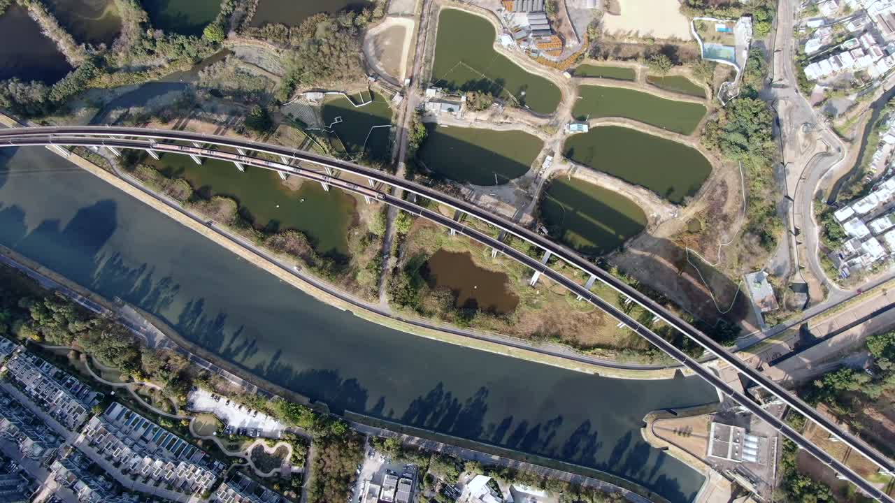 홍콩 시내를 횡단하는 mtr 열차 교량의 조감도