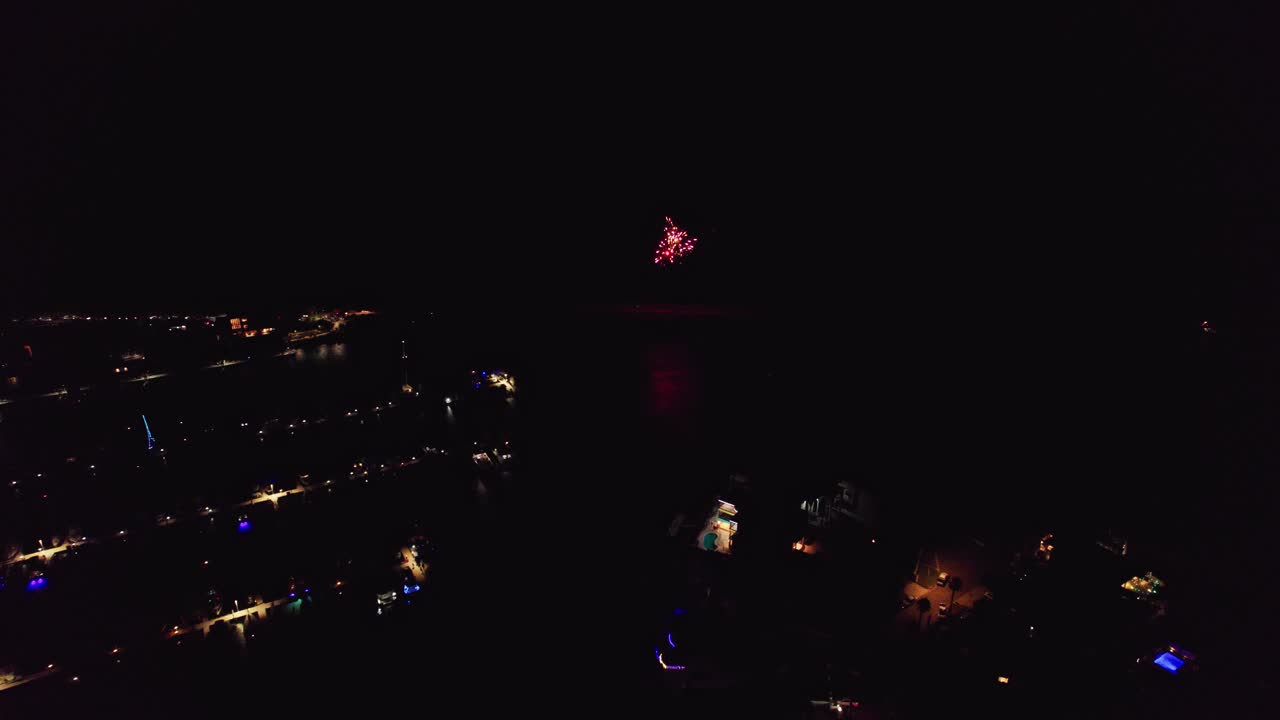 antena moviéndose hacia la celebración de fuegos artificiales en la noche sobre mindarie marina en perth, australia occidental