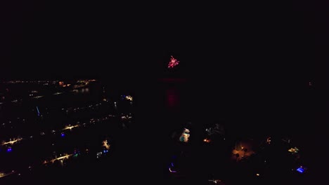 Luftbewegung-In-Richtung-Feuerwerksfeier-In-Der-Nacht-über-Mindari-Marina-In-Perth,-Westaustralien