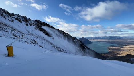 Fabricante-De-Nieve-Activa-En-La-Parte-Superior-Del-Campo-De-Esquí-De-Ohau,-Nueva-Zelanda