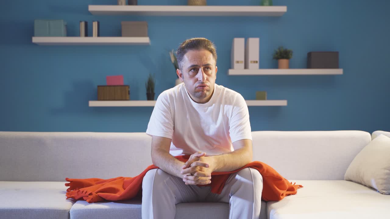 el hombre preocupado está pensando en la cama.