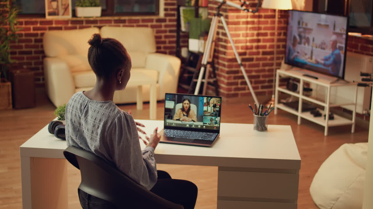 desarrollador discutiendo en videollamada