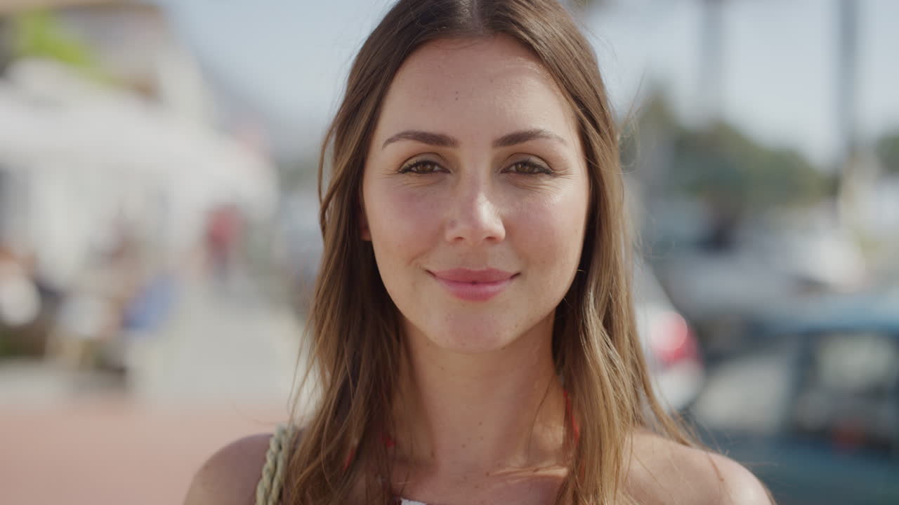 retrato de cerca de una joven feliz riendo disfrutando de las vacaciones de verano en una vibrante playa urbana soleada hermosa turista femenina divirtiéndose en cámara lenta