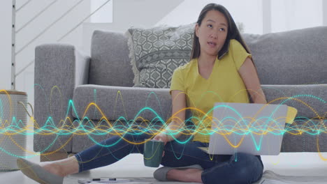 animación del procesamiento de datos sobre una mujer de negocios asiática usando una computadora portátil.