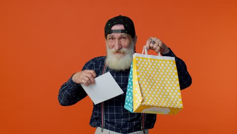 un hombre mayor barbudo mostrando bolsas de compras y hasta un 50 por ciento de descuento en las inscripciones.