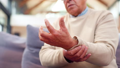 hombre anciano con dolor en la muñeca