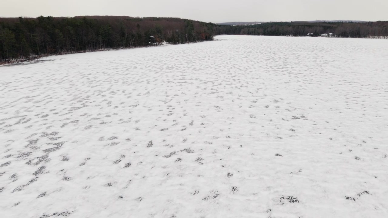 Cảnh quay drone trên hồ Bắc Michigan đóng băng, mùa đông. Quay ở 4K 60fps