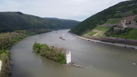 Barcos-Fluviales-Navegando-Por-Monumentos-Históricos-En-El-Río-Rin-En-Bingen,-Alemania,-Antena