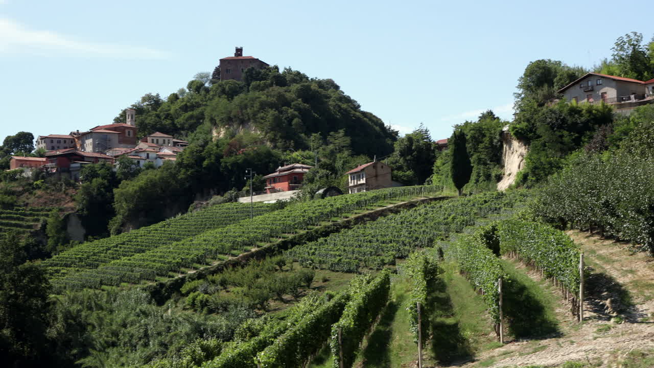 Villaggio di Monteu Roero e vigneti - Il Roero è una regione del Piemonte, Italia, famosa per la produzione di vino