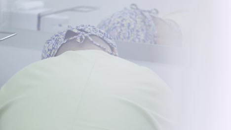profesionales médicos en trajes de cirugía