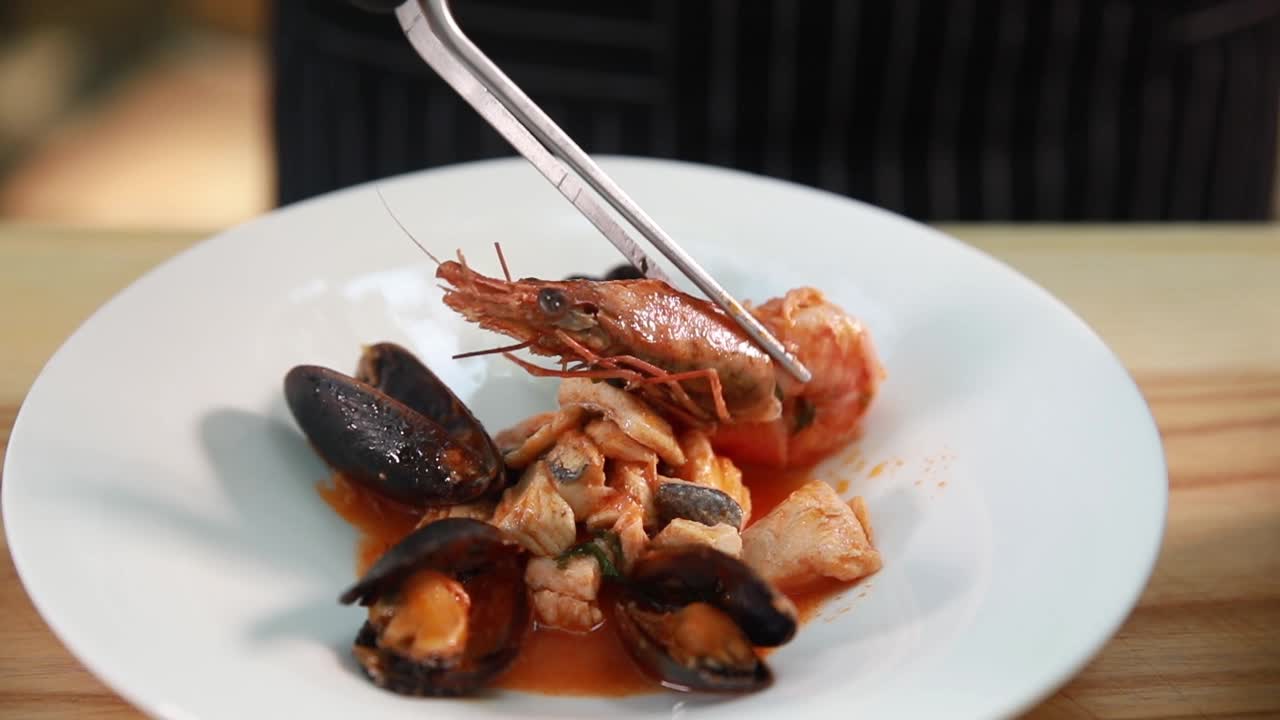 해산물 스튜 를 준비 하는 요리사