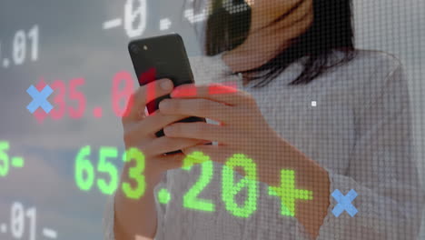 animación del procesamiento de datos financieros sobre una mujer caucásica que usa un teléfono inteligente