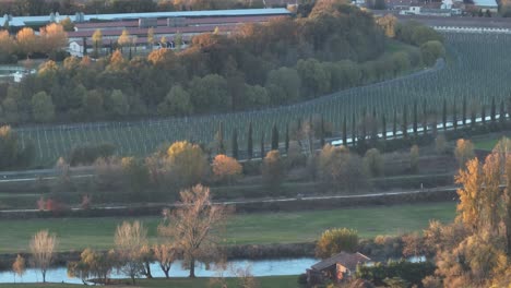aerial forward zoomed drone shot of veneto countryside at golden hour - borghetto sul mincio 베네토 시골의 전방향으로 확대된 드론 촬영