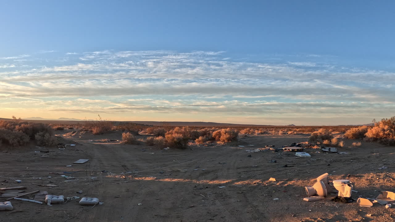 모하비 사막의 취약한 환경에 불법적으로 버려진 쓰레기 - 저고도 비행