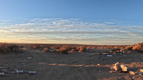 Basura-Vertida-Ilegalmente-En-El-Frágil-Entorno-Del-Desierto-De-Mojave---Paso-Elevado-A-Baja-Altitud