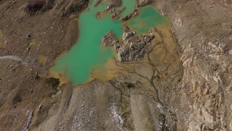 lago glacial verde. aire de arriba hacia abajo hacia atrás